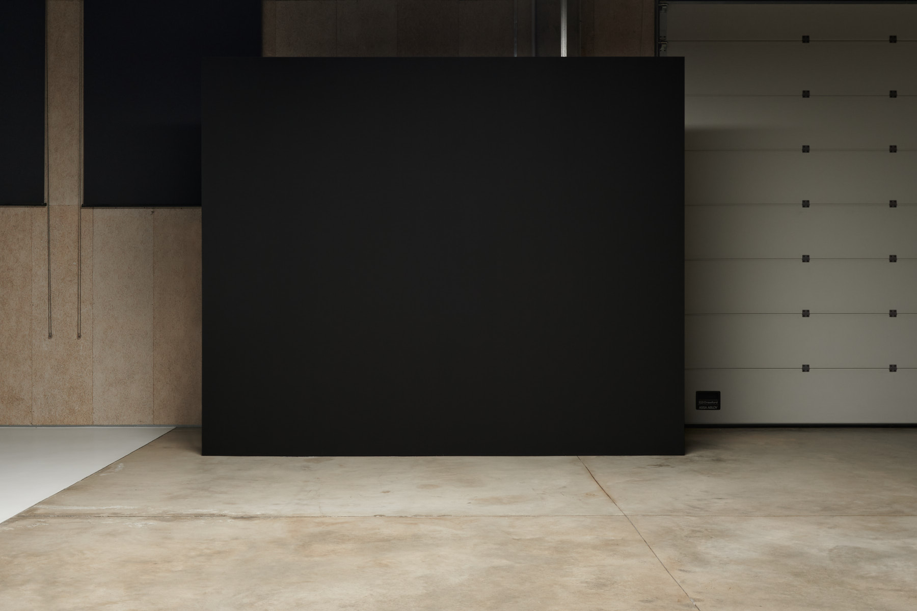 SET BLACK - parete nera nella sala posa di LCBstudio