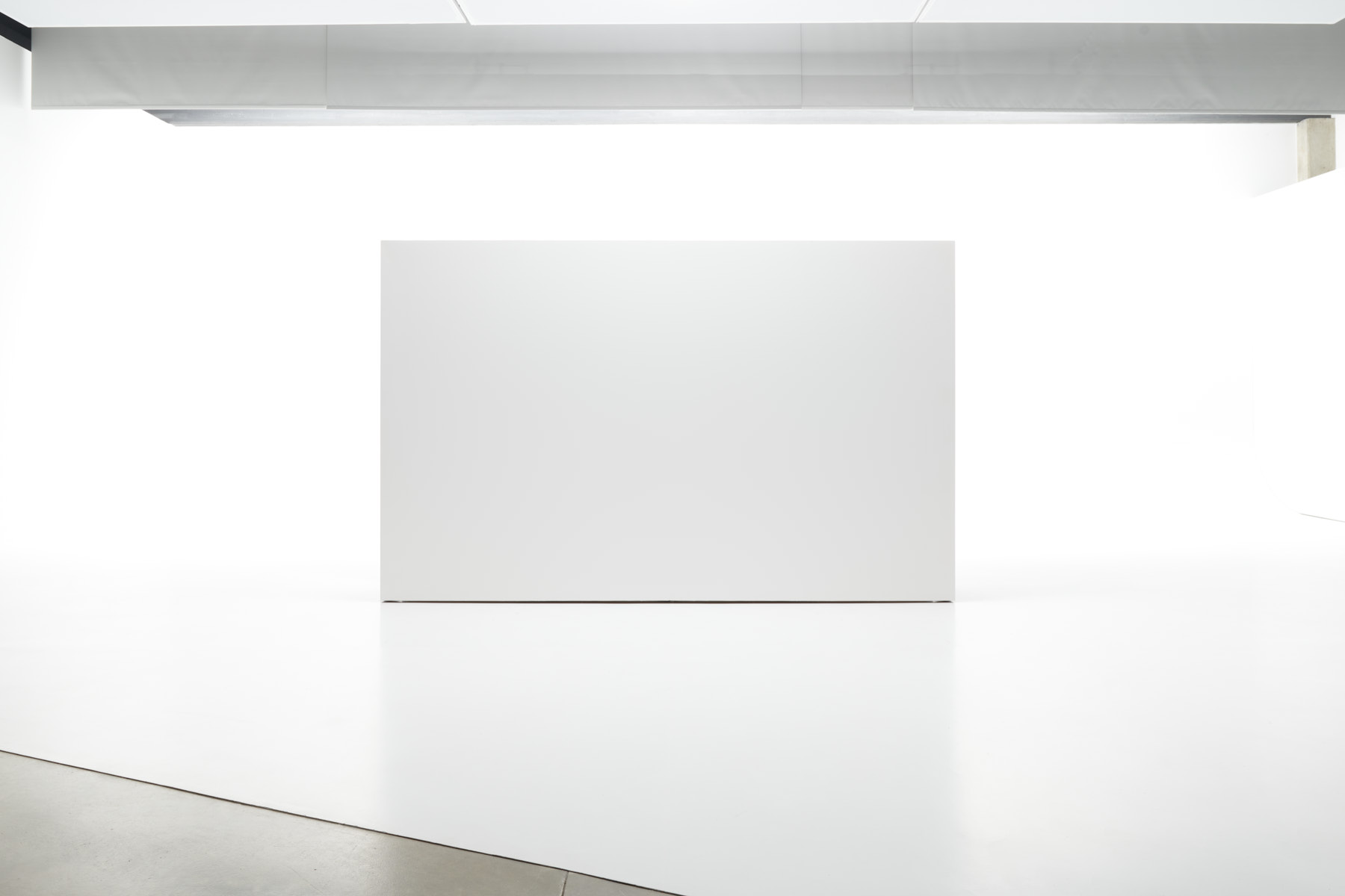 SET WHITE - parete mobile 2 su limbo nella sala posa di LCBstudio