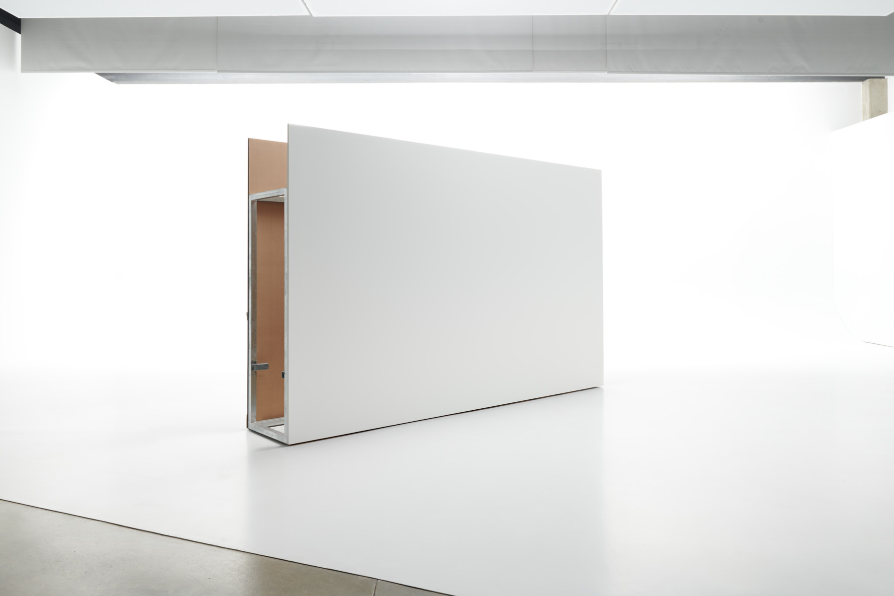 SET WHITE - parete mobile 2 di tre quarti su limbo nella sala posa di LCBstudio