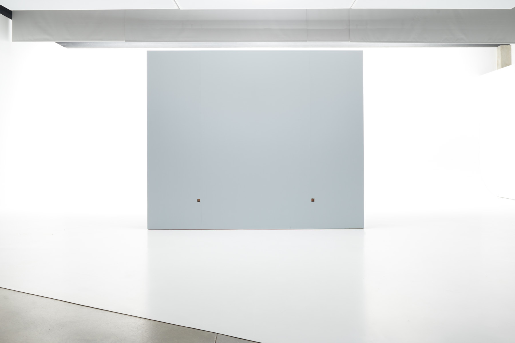 SET WHITE - parete mobile 1 senza chiusure su limbo nella sala posa di LCBstudio