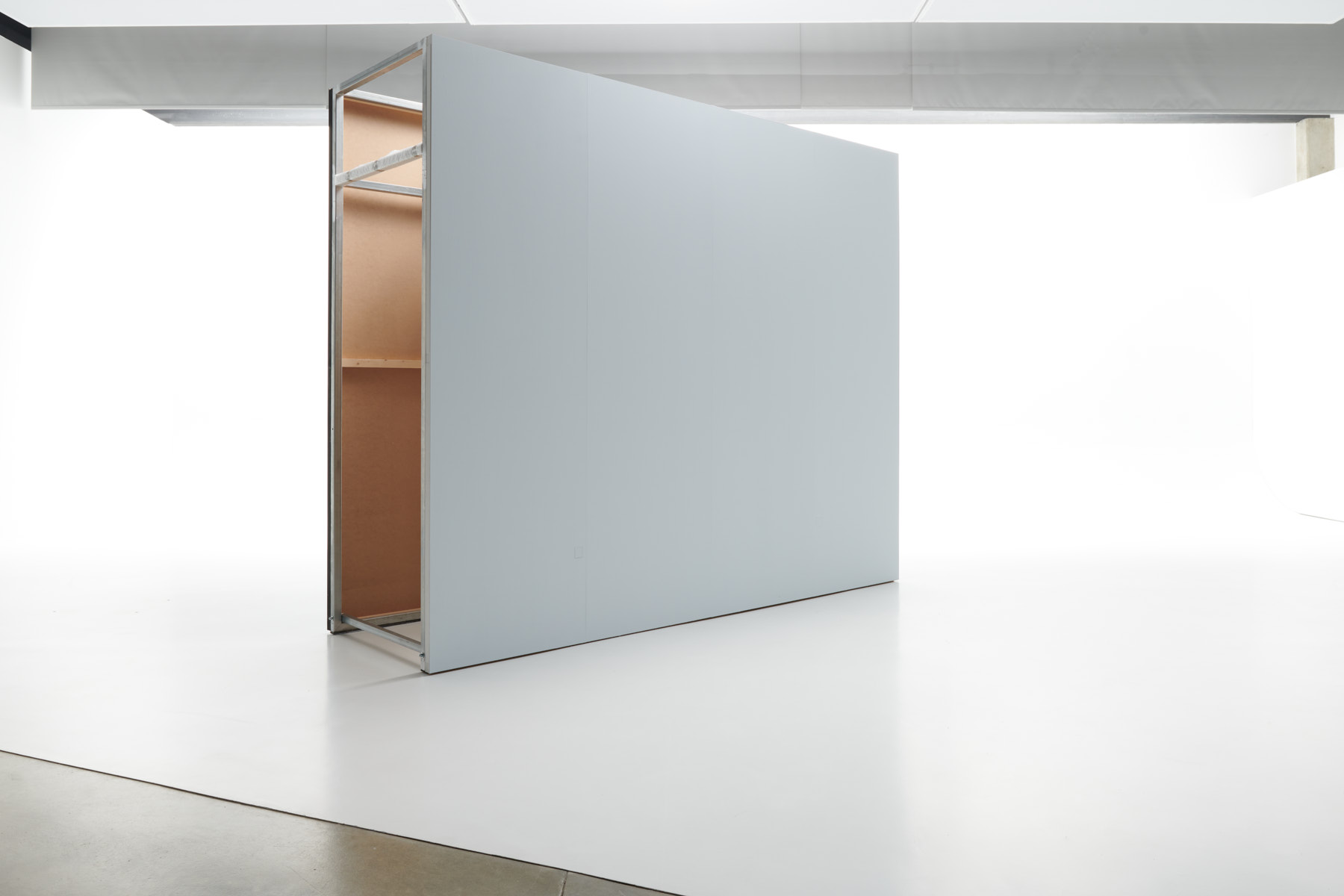 SET WHITE - parete mobile 1 con chiusure di tre quarti su limbo nella sala posa di LCBstudio