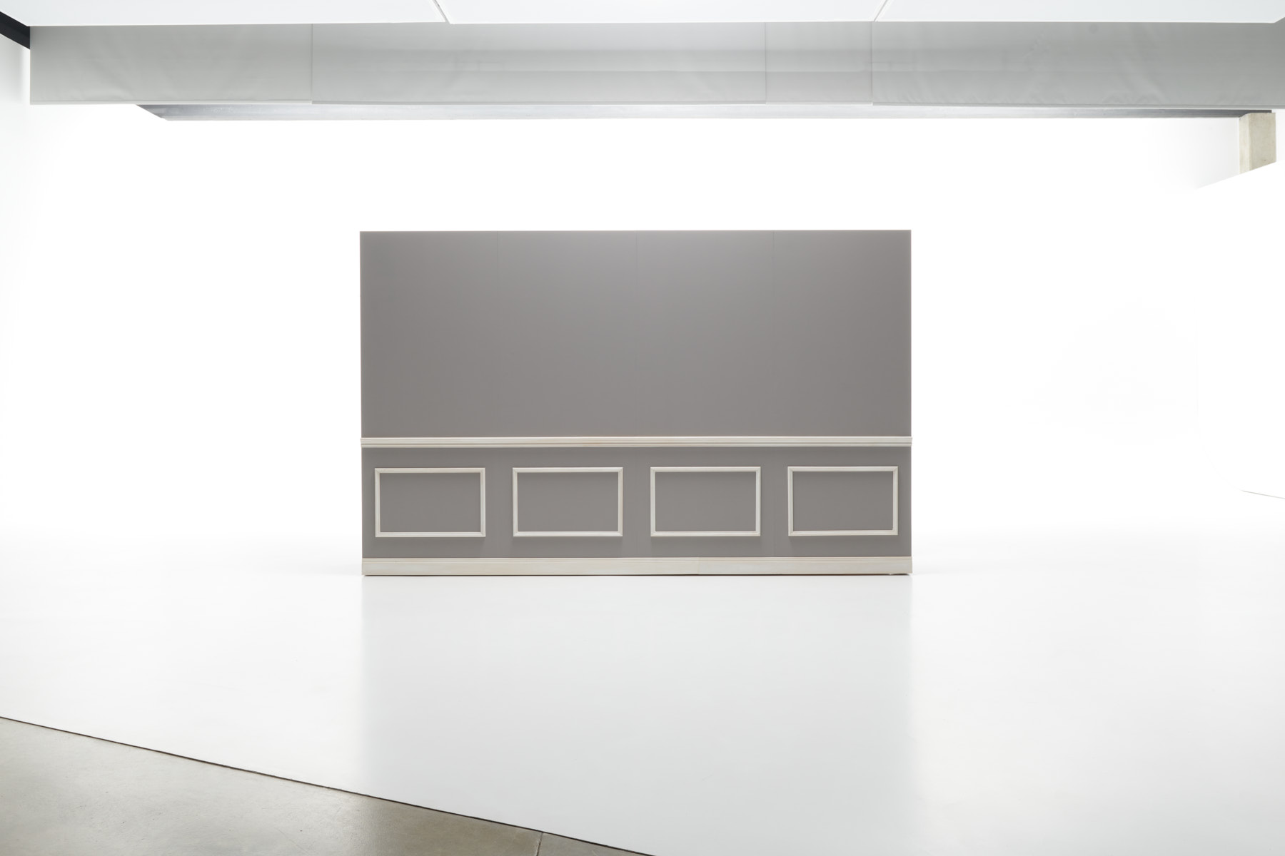 SET WHITE - parete mobile 2 con modanature su limbo nella sala posa di LCBstudio