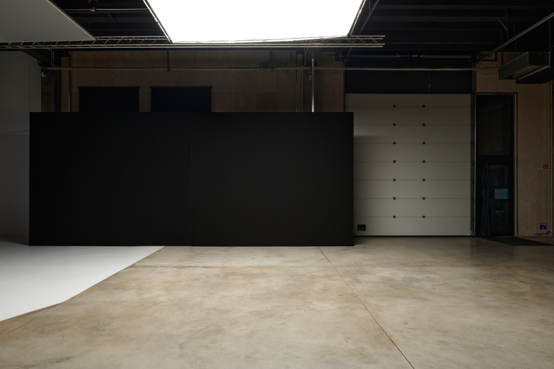 SET BLACK - parete nera estesa con parete mobile nella sala posa di LCBstudio