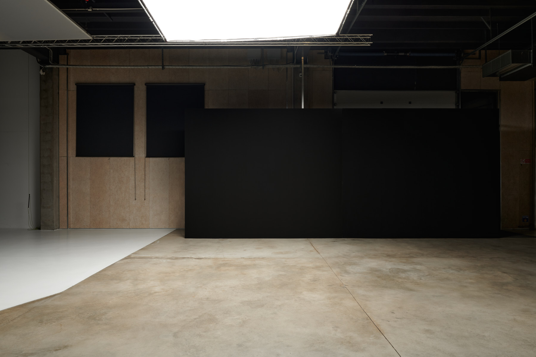 SET BLACK - parete nera estesa con parete mobile nella sala posa di LCBstudio