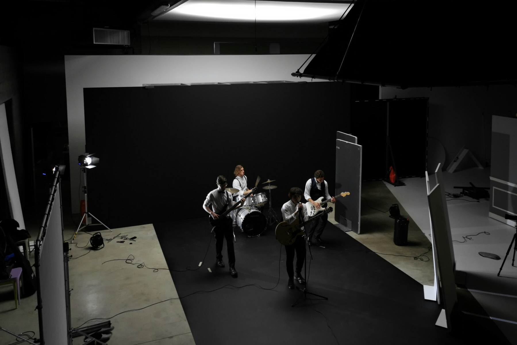 LCBstudio band rock suona su un set nero in uno studio fotografico