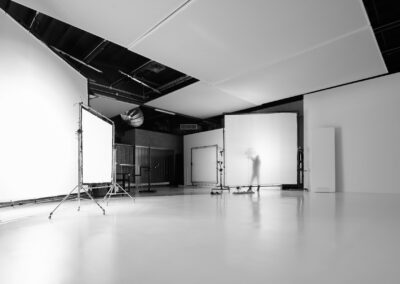 LCBstudio - vista della sala posa dal limbo con pannelli diffusori a terra e soffitto