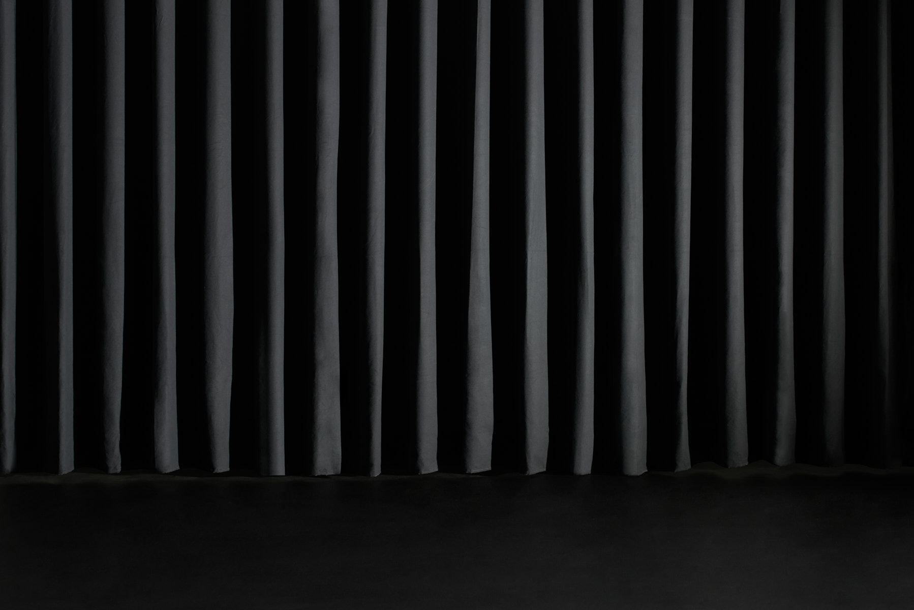 SET BLACK - parete con tessuto nero effetto tenda su americana nella sala posa di LCBstudio