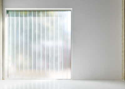 LCBstudio - Parete con vetrata in u-glass e pavimento bianco